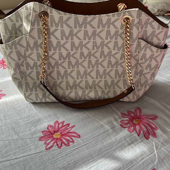 New MK Tote Bag / Micheal Kors Tote Bag . White/Cream, brown with gold handles - Picture 6 of 9